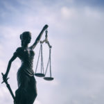 Adwokat to prawnik, jakiego zadaniem jest niesienie porady z przepisów prawnych.